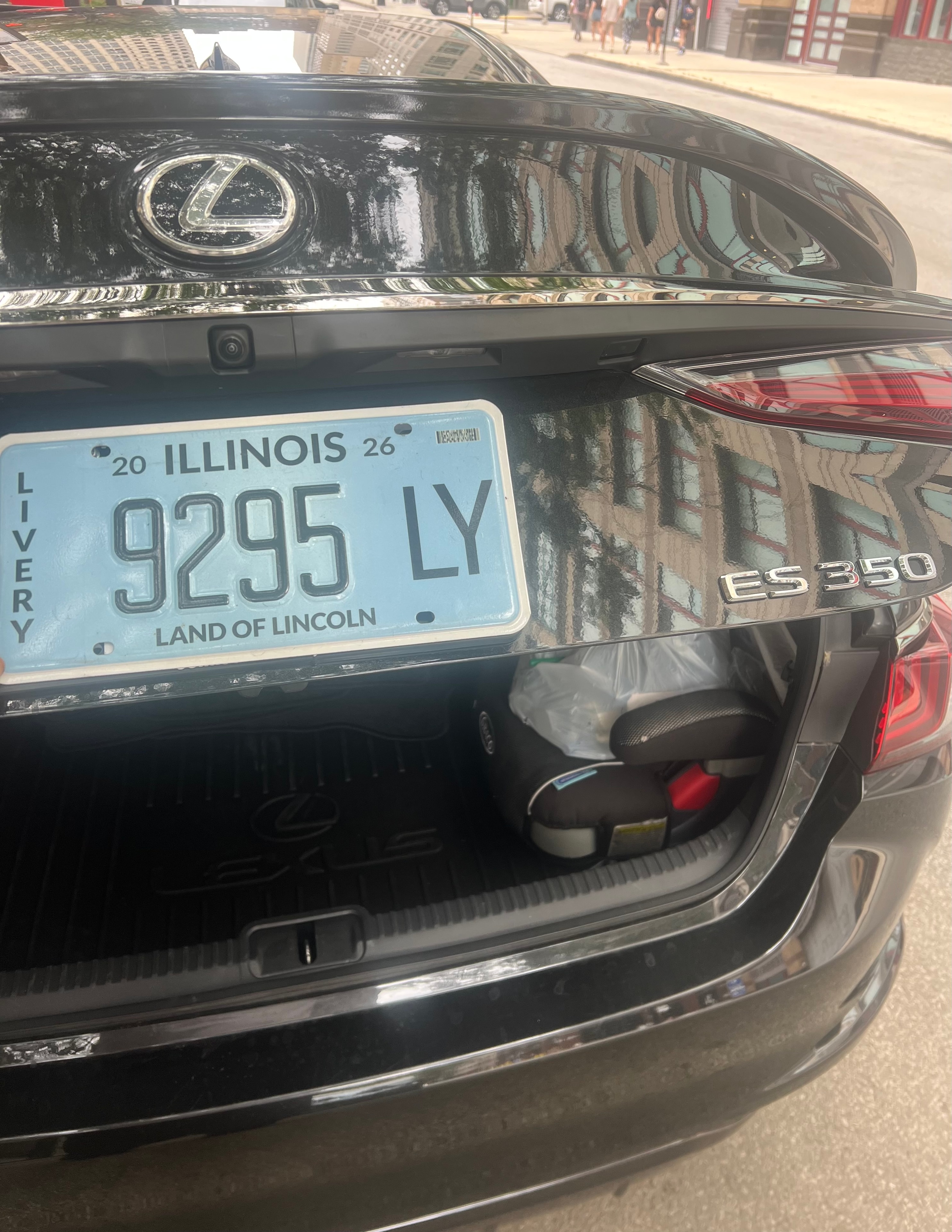 Lexus ES 350 rear badge detail