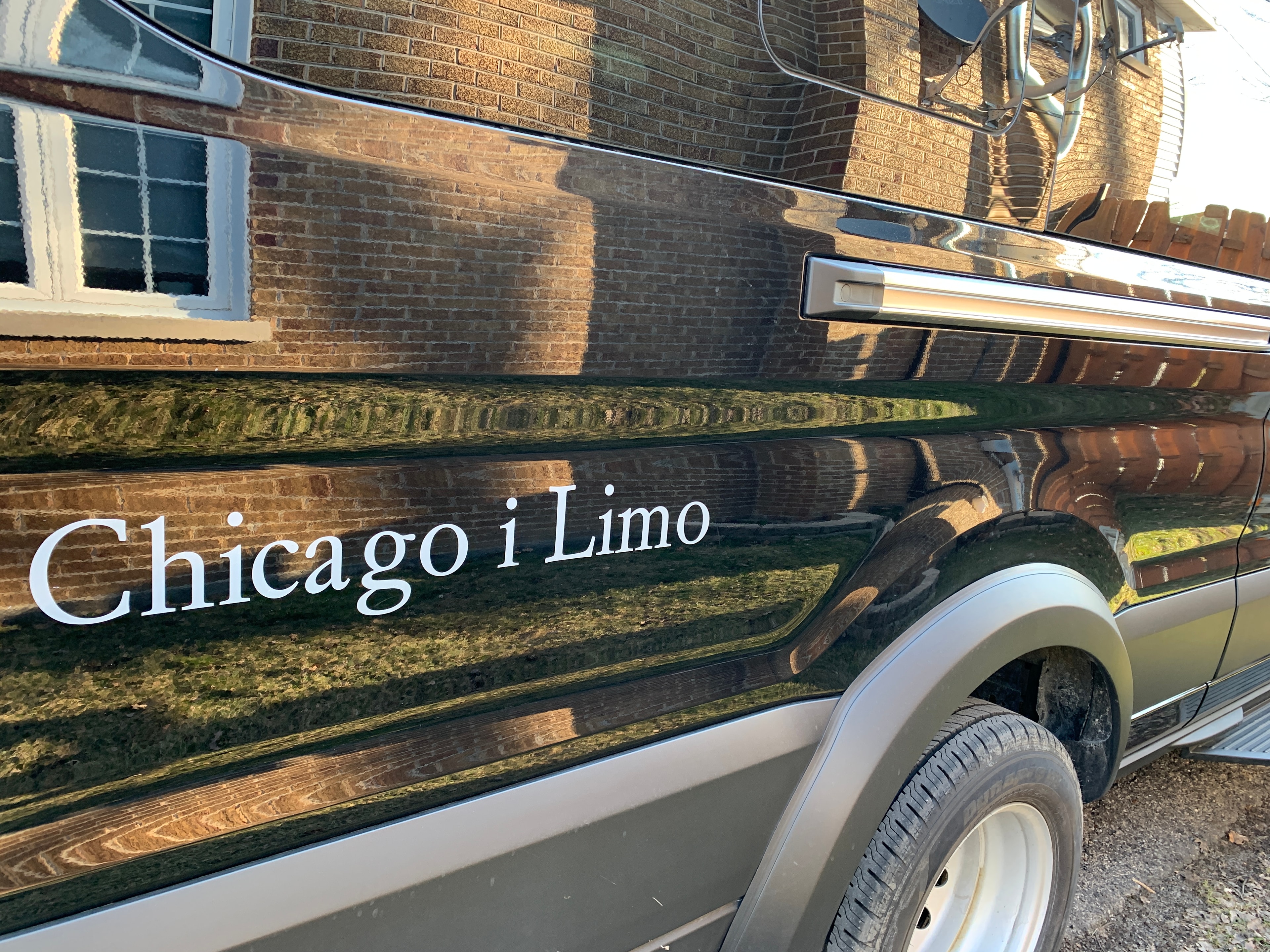 Chicago i Limo Sprinter van exterior with branding