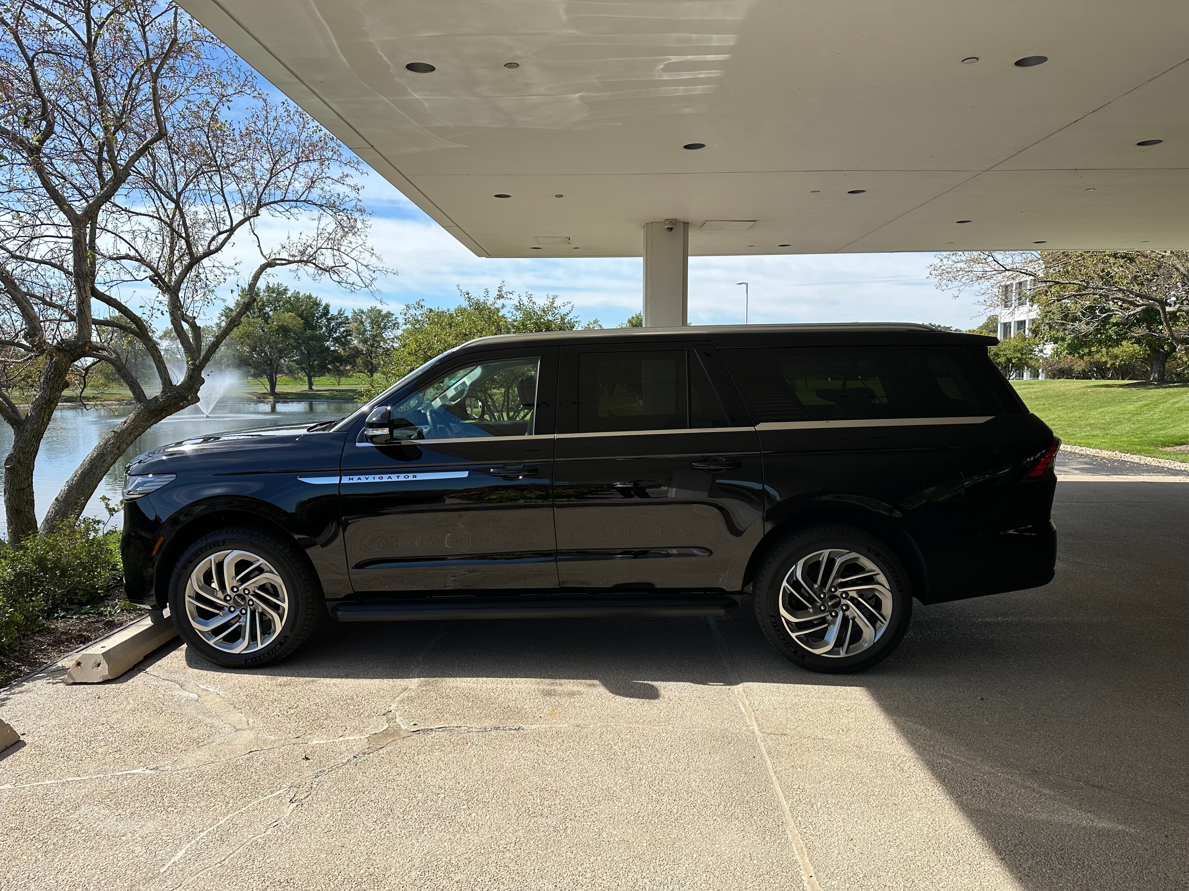 Lincoln Navigator SUV full side profile
